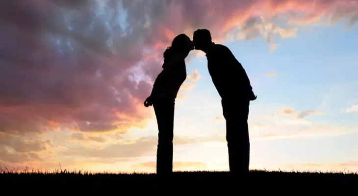 El primer beso es inolvidable: La ciencia lo explica todo