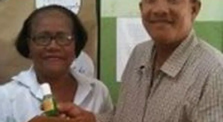 Donan shampoo anti piojos a escuela de Montecristi