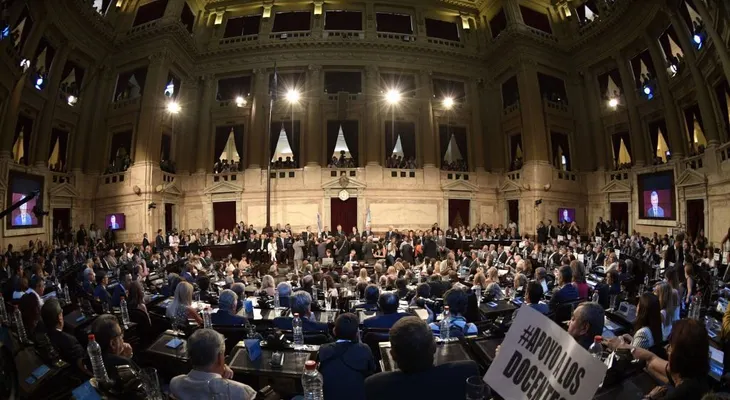 Inicia paro docente en Argentina: profesores piden aumento salarial del 35%