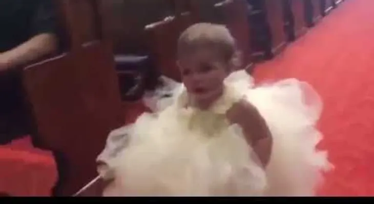 Todos se rieron de la niña con las flores cuando ella ve al novio   