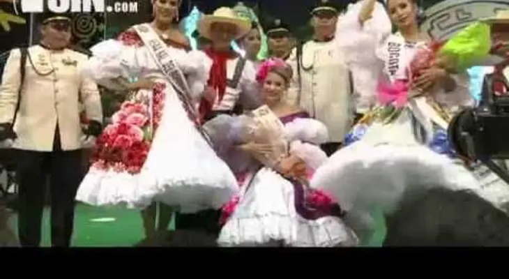 Reina nacional de belleza es descoronada por virreina