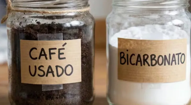 Mezclar café usado con bicarbonato: solución práctica para el hogar