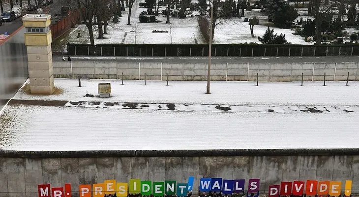 Alcalde de Berlín a Trump: Querido señor presidente, ¡no construya este muro!
