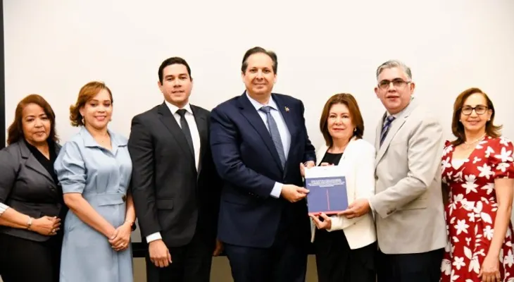 Salud Pública fortalece prevención del cáncer de cuello uterino con nuevas guías clínicas