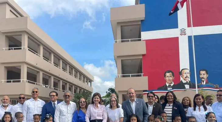 Raquel Peña encabeza inicio año escolar en Santiago y entrega 24 nuevas aulas