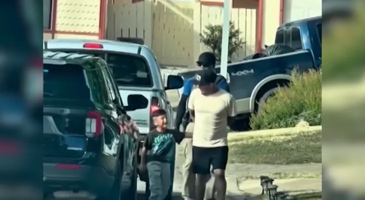 Video capta el arresto de un padre y su hijo de 5 años por ICE en Austin, Texas