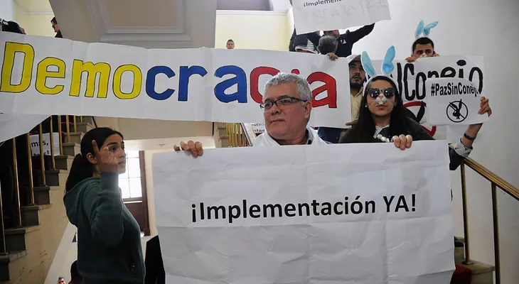 Senado no aprueba curules especiales para víctimas de la guerra en Colombia