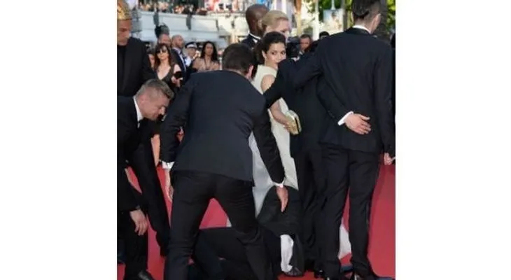 Hombre se mete bajo de la falda de América Ferrera en Cannes