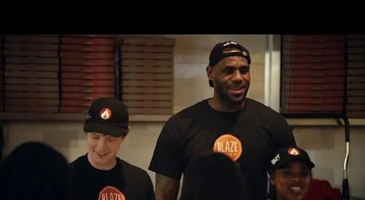 LeBron James se hace pasar como empleado de pizzería (VIDEO)