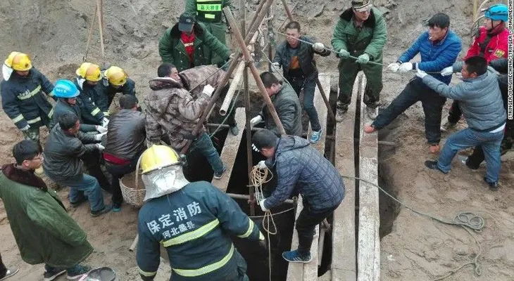 Rescatistas chinos luchan por sacar a un niño que cayó en un pozo hace 4 días