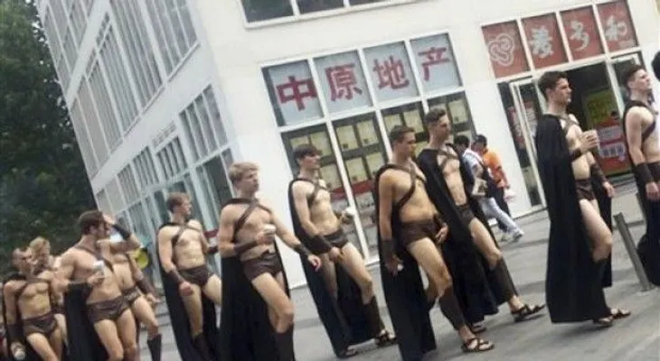 Restaurante usa espartanos semidesnudos para promocionarse