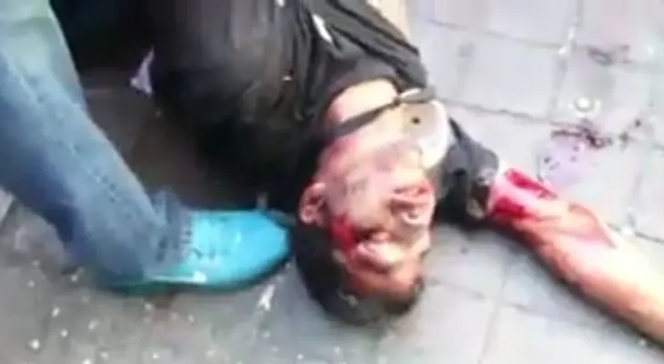  Dos policias se emburujan con un hombre y no pueden con el