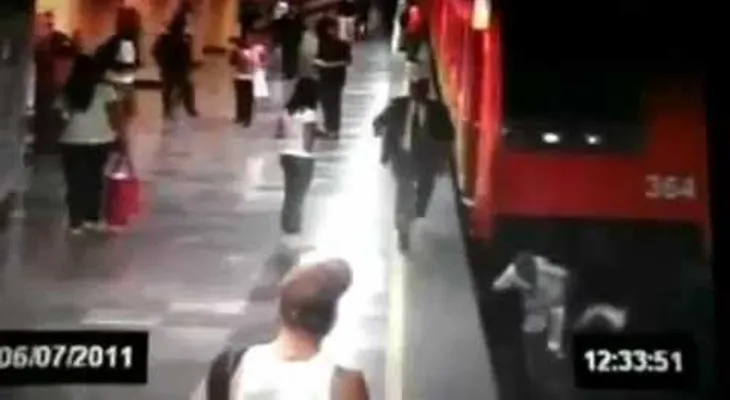 Mujer se tira con rival amante a las vías del metro (VIDEO)