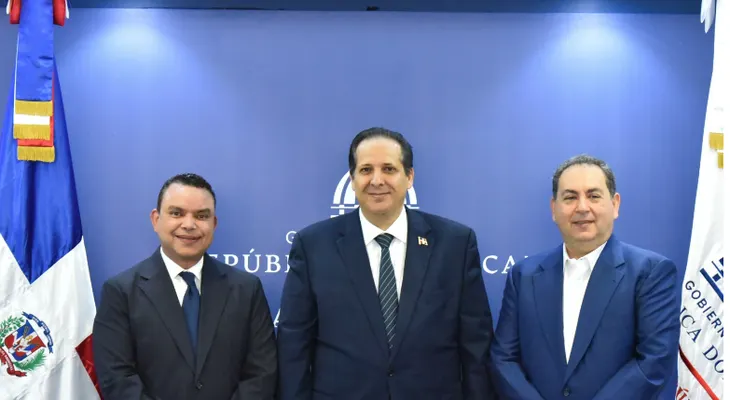 Víctor Atallah juramenta a Julio César Landrón en el SNS
