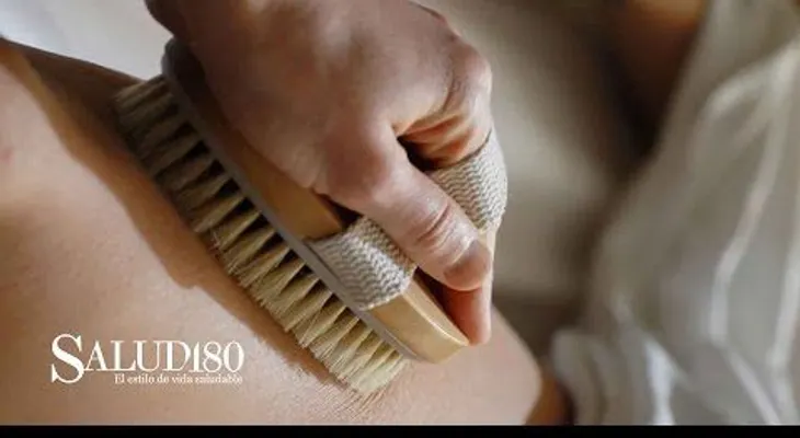 Elimina la celulitis cepillando en seco tu piel (VIDEO)