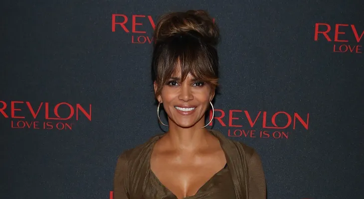 Halle Berry debuta en redes sociales con una foto topless