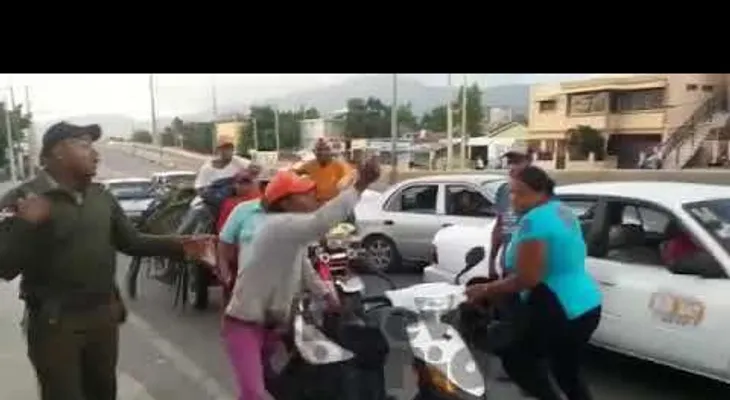 Mujer le entra a golpes a agente de Digeset porque la detuvo por no usar casco protector