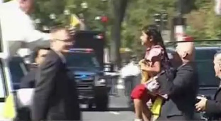 Niña hispana burla dispositivo de seguridad y llega al papa (VIDEO)