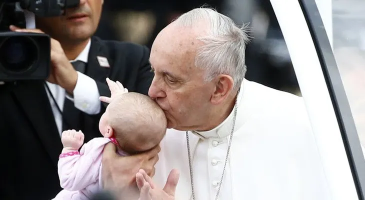 ¿Curada por el papa? Una niña afectada por un tumor mejora tras un beso de Francisco