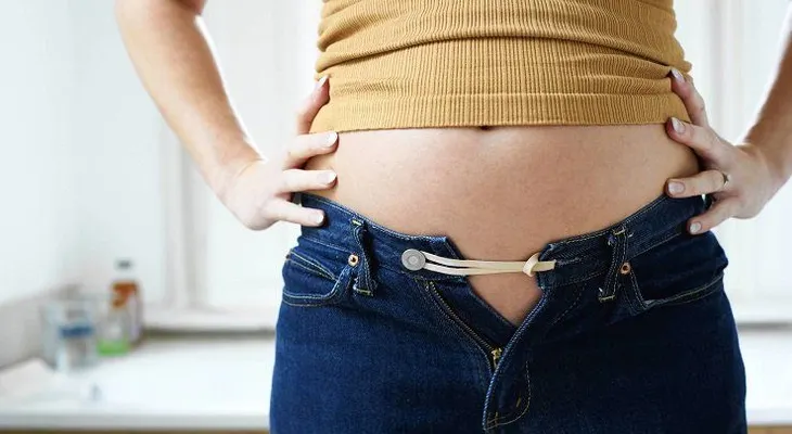 10 hábitos que causan reflujo, hinchazón y dolor de estómago