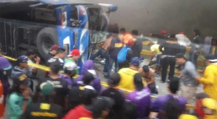 Autobús con fanáticos del Barcelona Sporting Club se estrella en Ecuador: hay al menos 12 muertos
