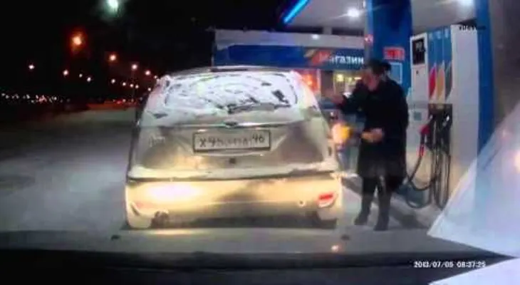 ¿¡Pero qué hace!?: una mujer incendia su propio coche en una gasolinera (VIDEO)