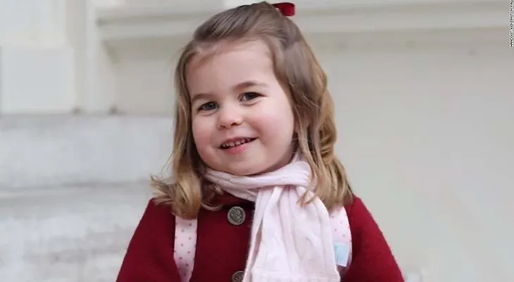 La princesa Carlota hace historia real a sus dos años