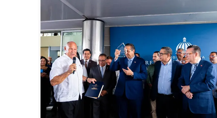 Víctor Atallah recibe reconocimiento por su liderazgo