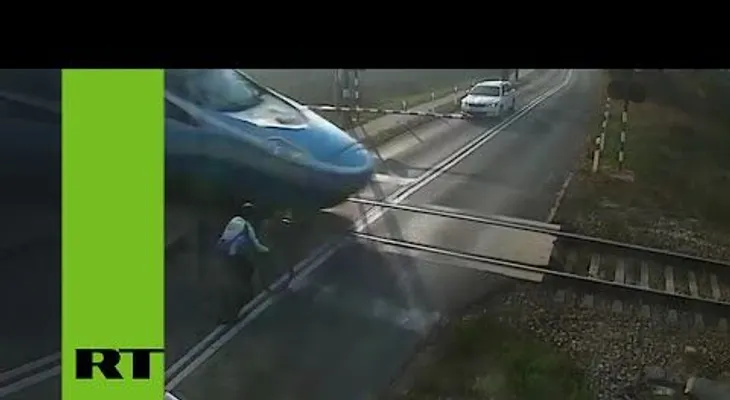Superando barreras: un ciclista choca contra un tren de alta velocidad