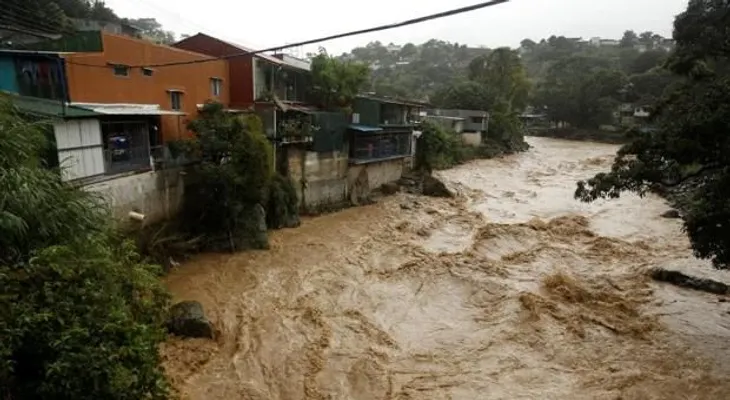 El huracán Nate se intensifica rumbo a EE UU; ha causado 28 muertos y daños en Centroamérica