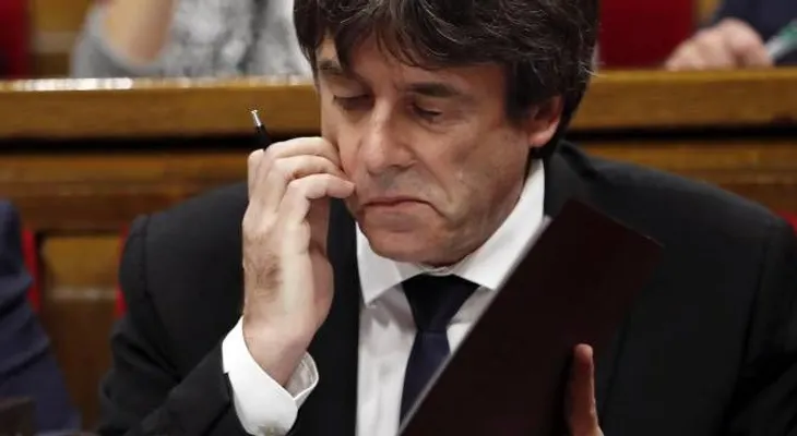 Puigdemont declara la independencia de Cataluña y la suspende "para dialogar"