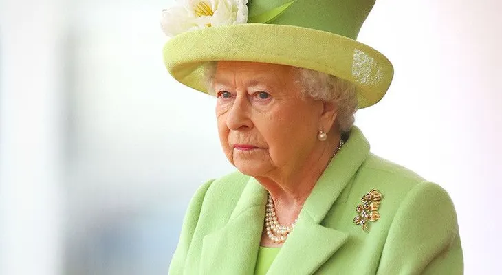 ¿Podría la reina de Inglaterra matar a Trump con una espada o una flecha con total impunidad?