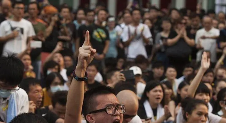 Estudiantes amenazan ocupar oficinas gobierno en Hong Kong