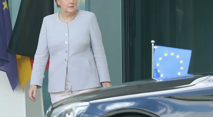 Merkel dice que no dialogará con Gran Bretaña hasta que se active formalmente el Brexit