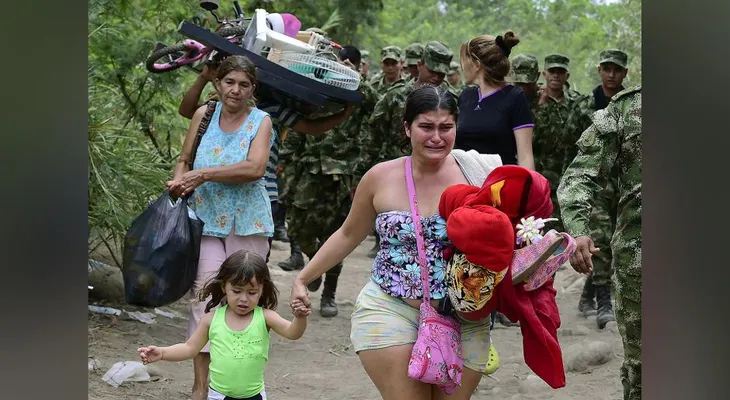 Detrás está la gente