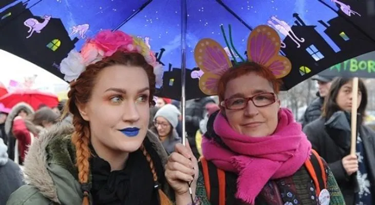 Mujeres en Polonia marchan en reclamo de sus derechos
