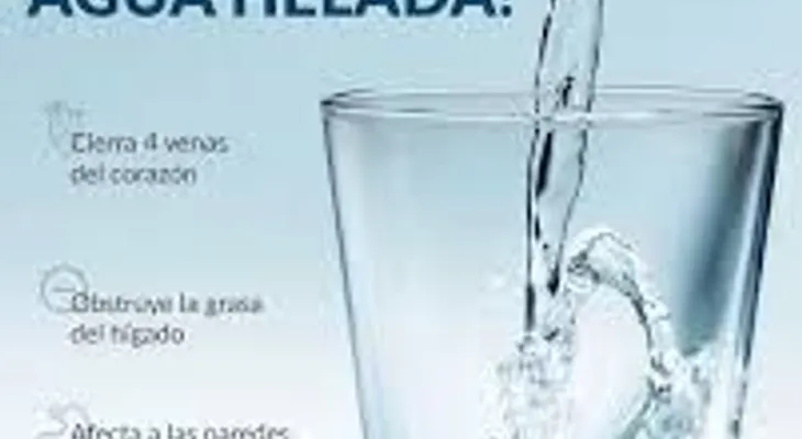 El agua helada cierra cuatro venas del corazón, afecta el estómago y el intestino. No tomes agua helada