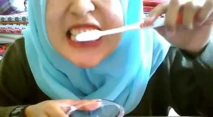 La mejor manera de quitar la placa sin ir al dentista (VIDEO)