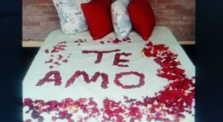 Así es el romance de la Vieja Feja con un hombre de 51 años: Encontró un â??Te amoâ? dibujado en rosas en su camaâ?¦ 