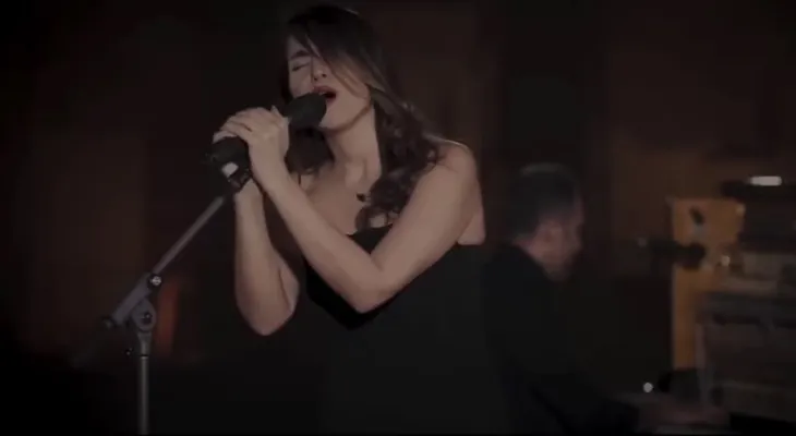 Irán confirma condena de 74 latigazos contra la cantante Parastoo Ahmadi por cantar sin velo