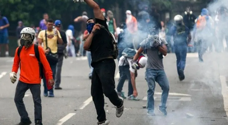 Ordenan detener a 14 militares por asesinato de un manifestante en Venezuela
