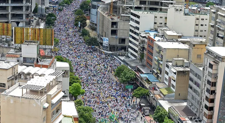 En día de marchas, Maduro anuncia decreto para levantar inmunidad de funcionarios