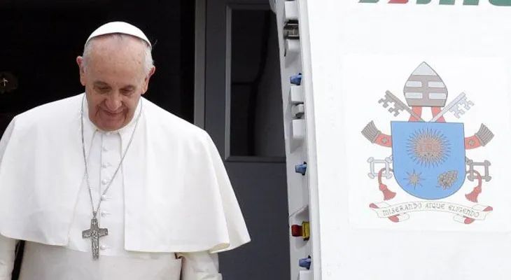 El Papa dice que no juzgará a sacerdotes gays