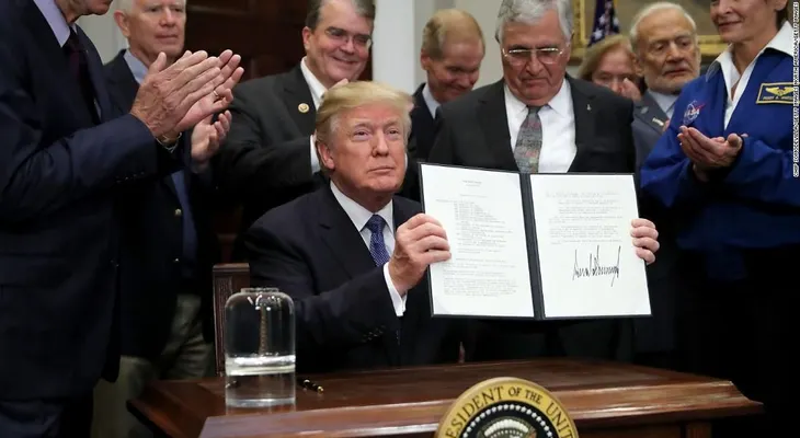 Editorial del USA Today dice que Trump no es apto para limpiar los baños...