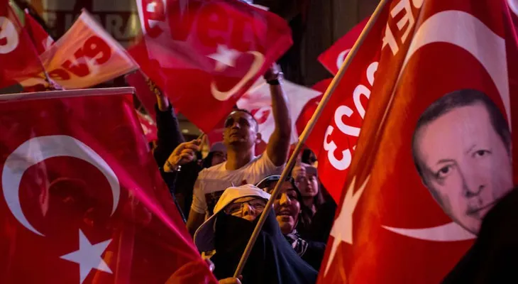 El presidente de Turquía se declara ganador en un referendo que le otorga mayor poder