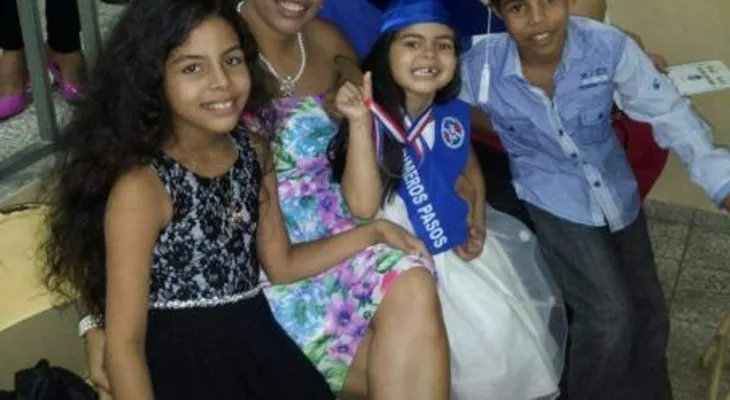 La niña asesinada junto a su madre y hermanos tomando clases de canto