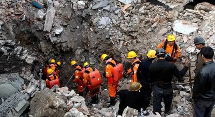 Hallan vivos a ocho mineros cinco días después de derrumbe en China