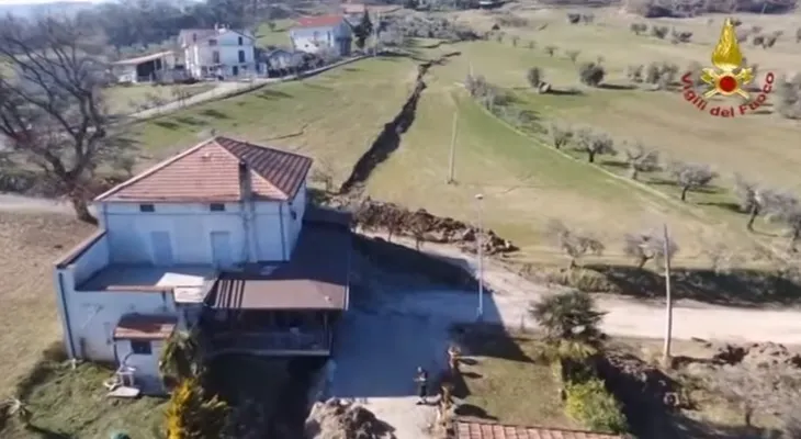 Las impactantes imágenes de un pueblo italiano que se está hundiendo por un desmoronamiento