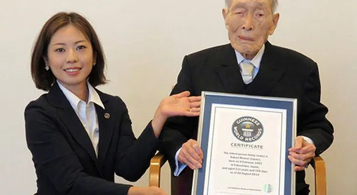 Japonés de 111 años es el hombre más anciano del mundo 