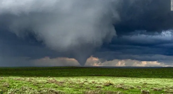 Tornado interrumpe graduación de preparatoria en Colorado